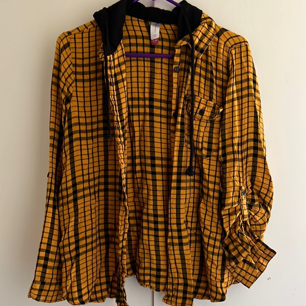 Extremely soft yellow and black button down hoodie shirt

(262)